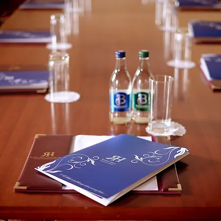 Racket Hall Szálloda