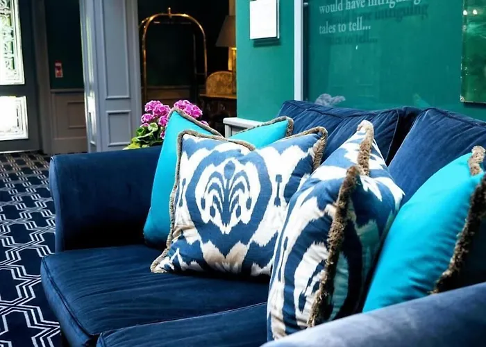 Racket Hall 로스크리