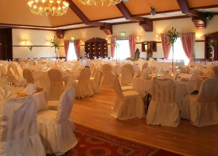 Racket Hall فندق