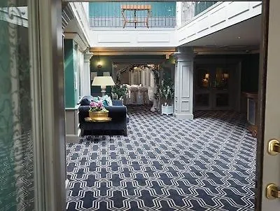 Racket Hall فندق